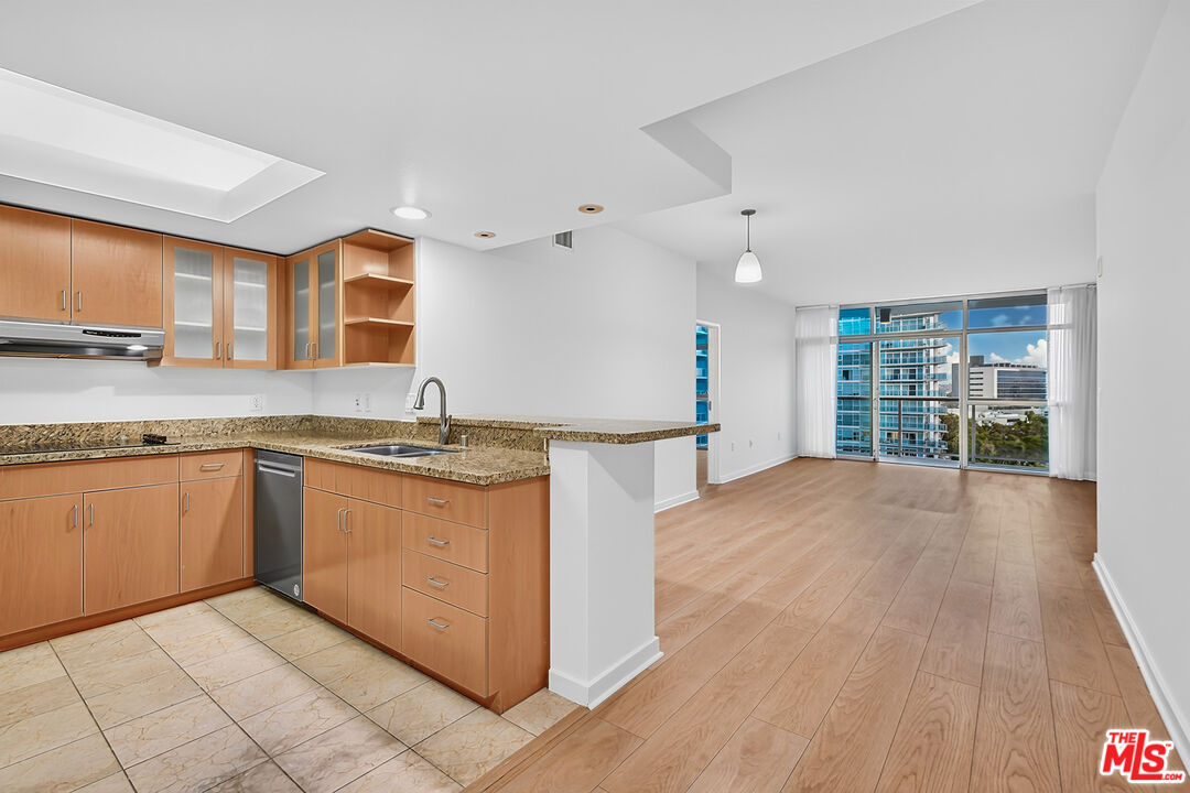 13700 Marina Pointe Dr Unit: 932