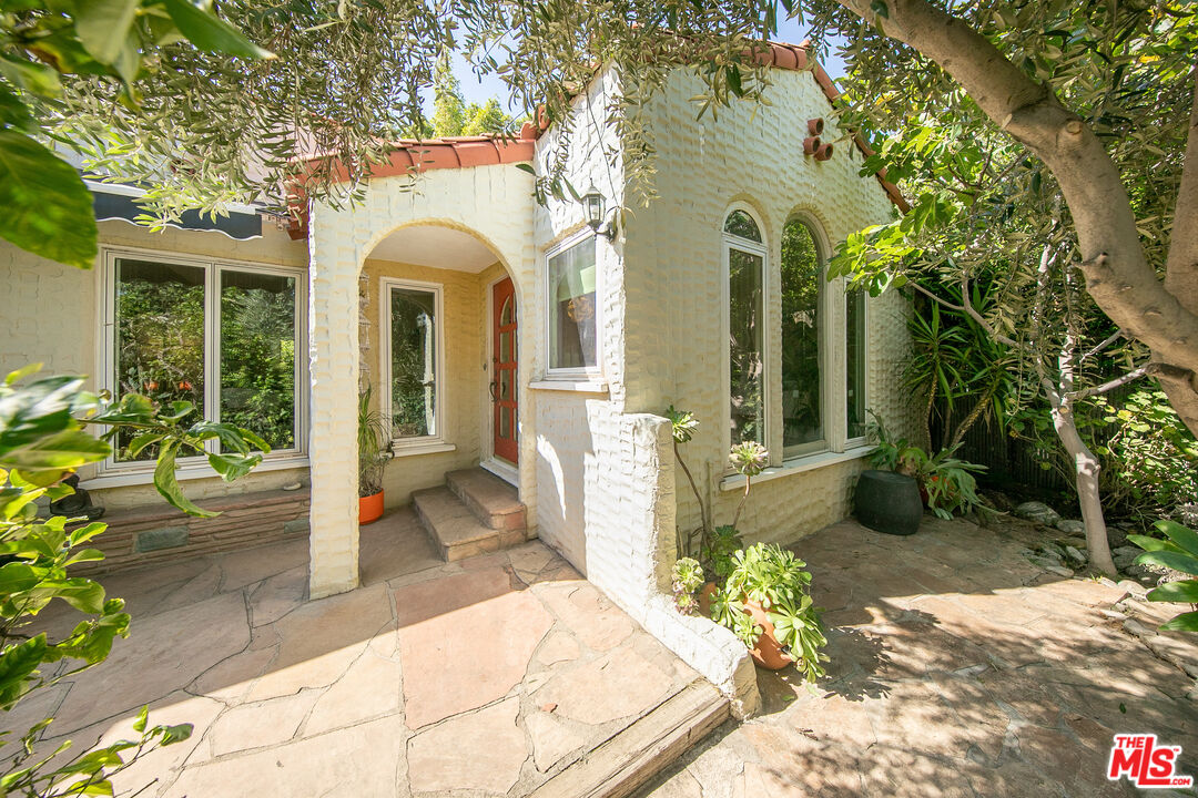 2129 N Beachwood Dr