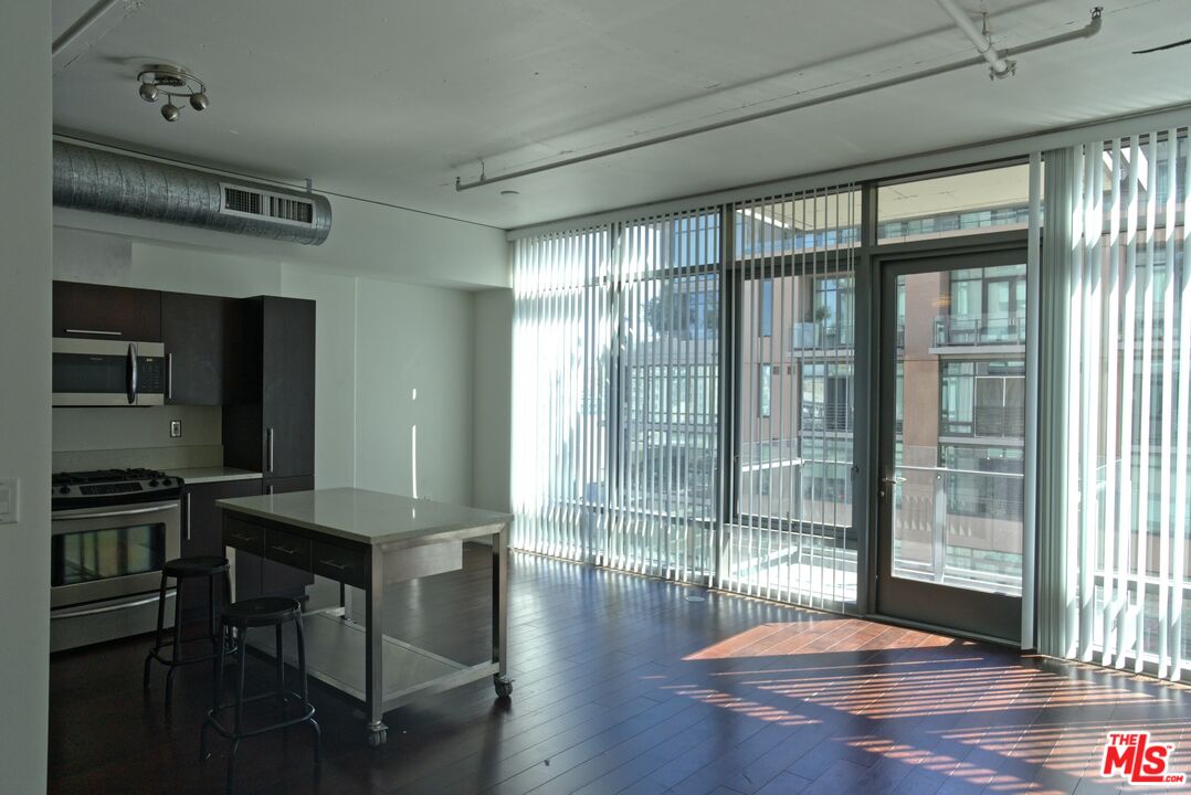 1100 S Hope St Unit: 1111