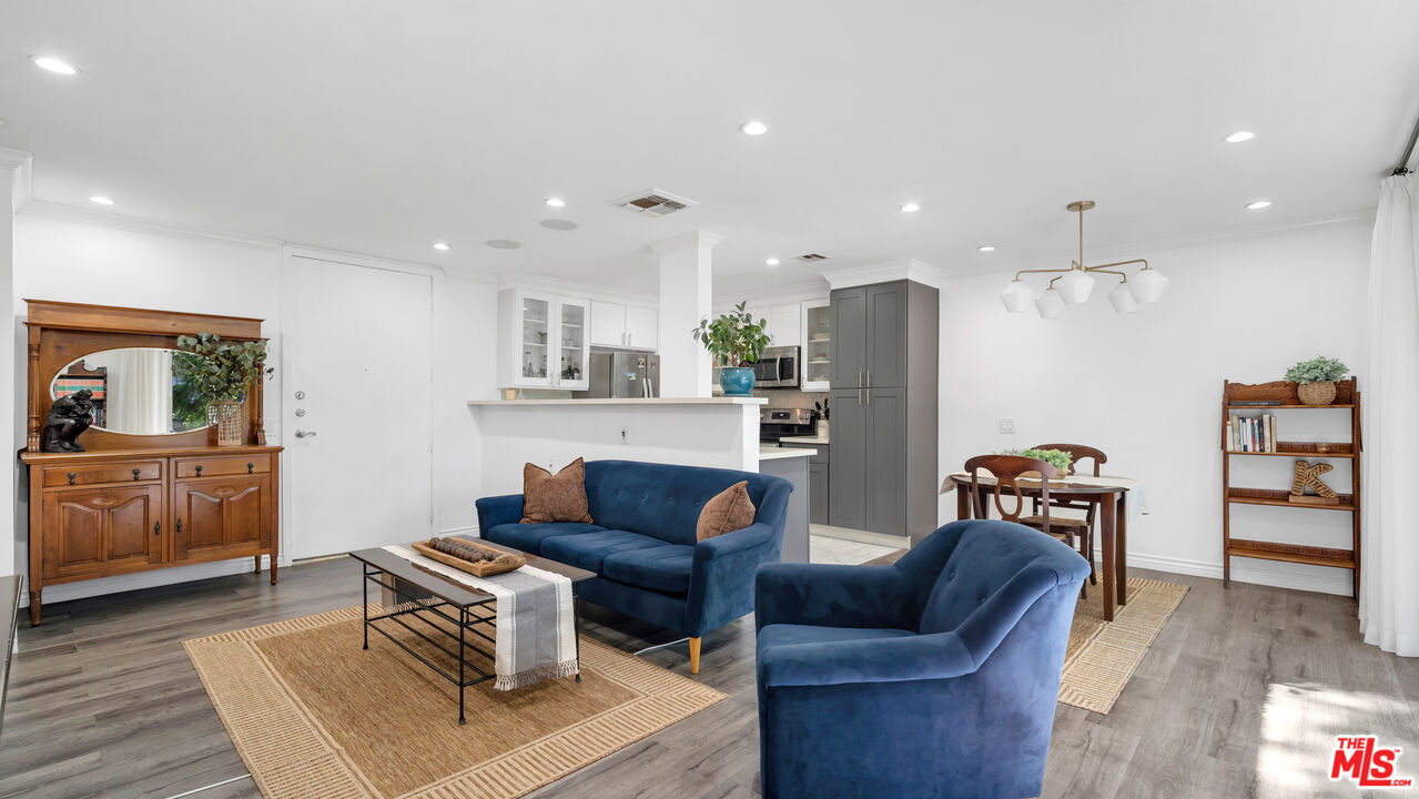 100 S Doheny Dr Unit: 221