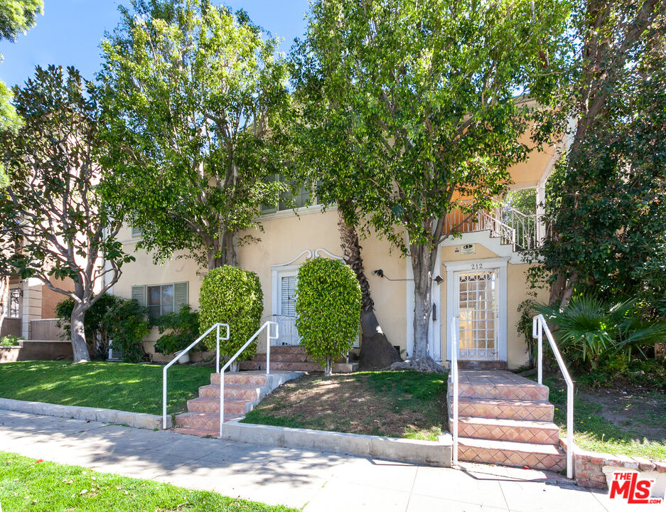 212 S LASKY DR Unit: 3