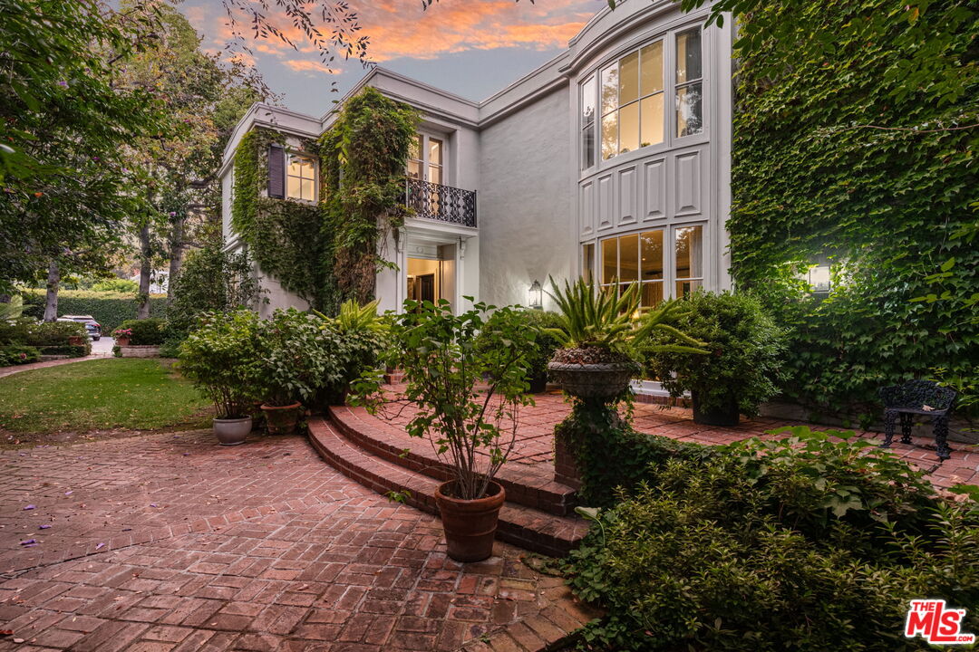 1110 Benedict Canyon Dr