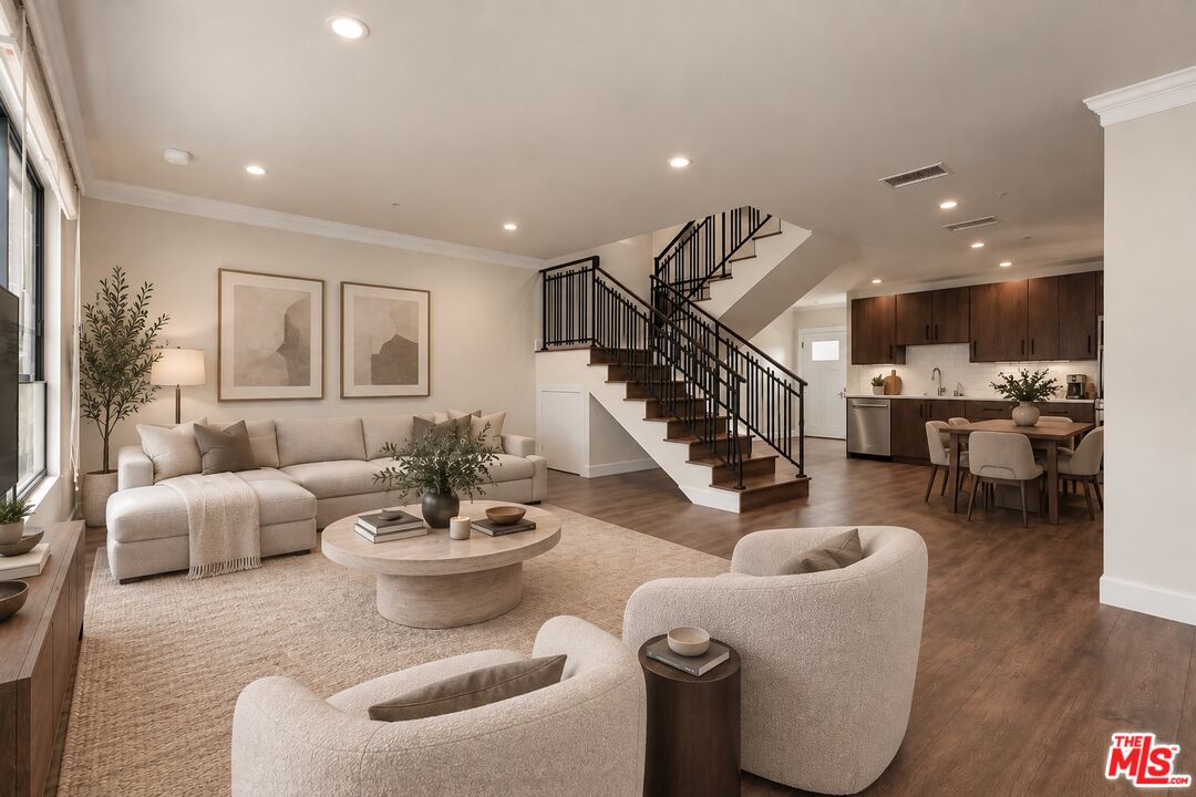 1153 N Beachwood Dr Unit: 3