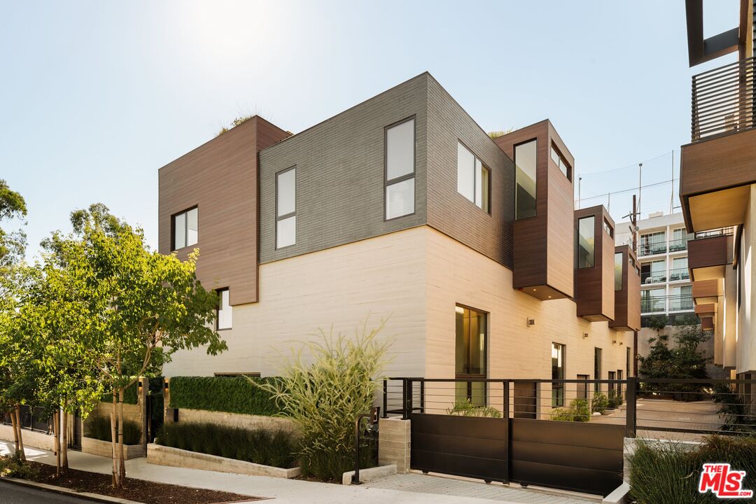 917 Hilldale Ave