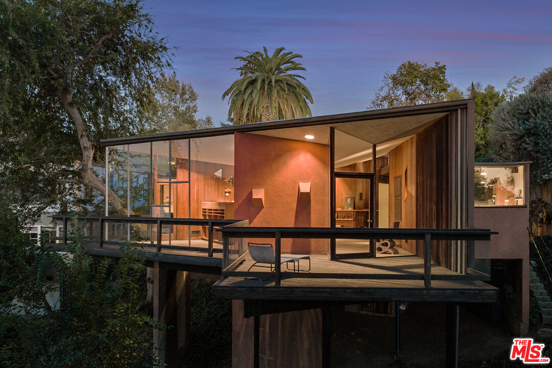 1949 W Micheltorena St