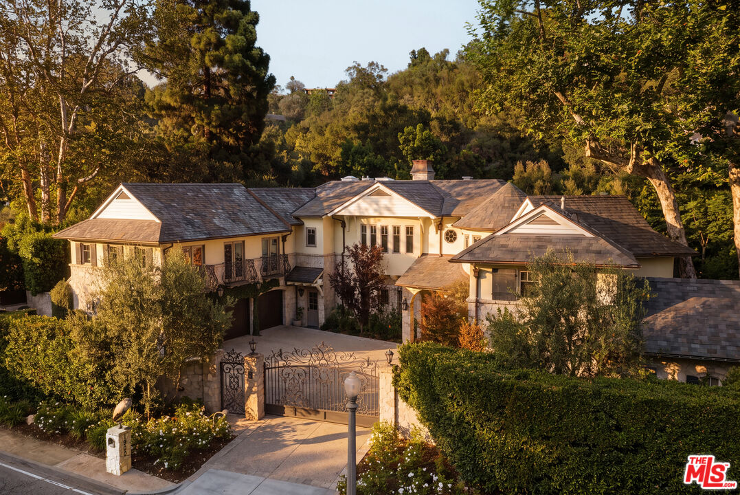 1900 Mandeville Canyon Rd