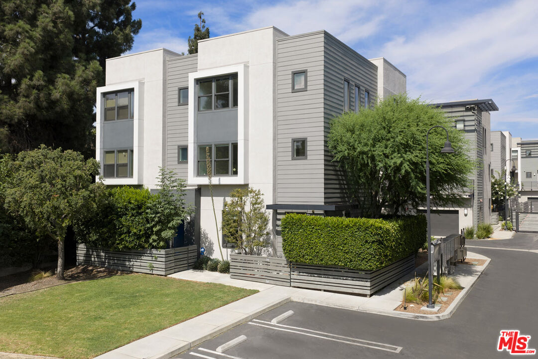 3931 Eagle Rock Blvd Unit: 36
