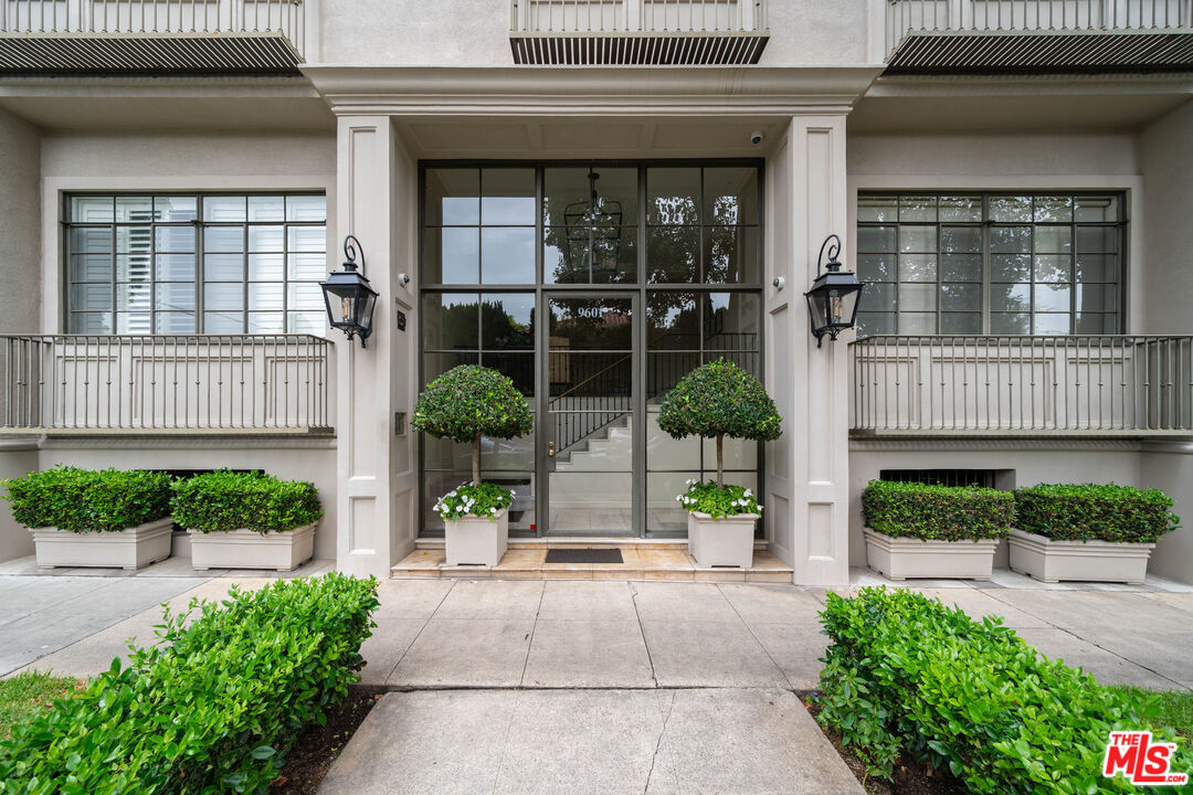 9601 Charleville Blvd Unit: 5