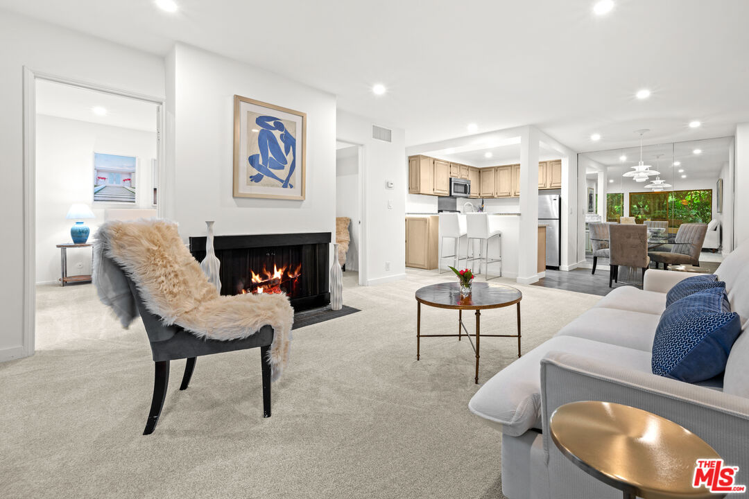 950 N Kings Rd Unit: 209
