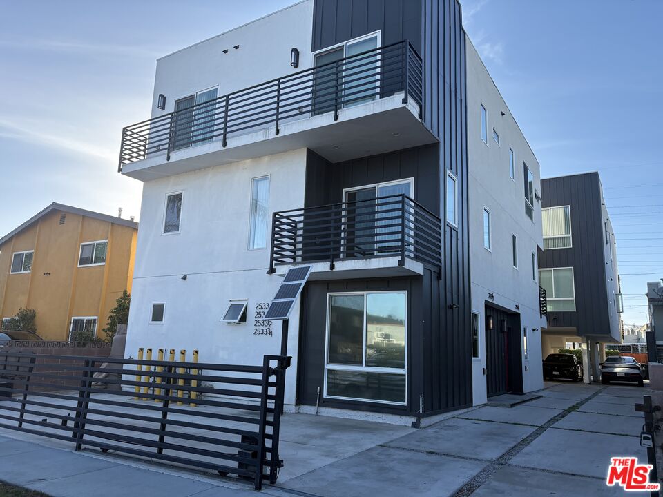2533 S Spaulding Ave