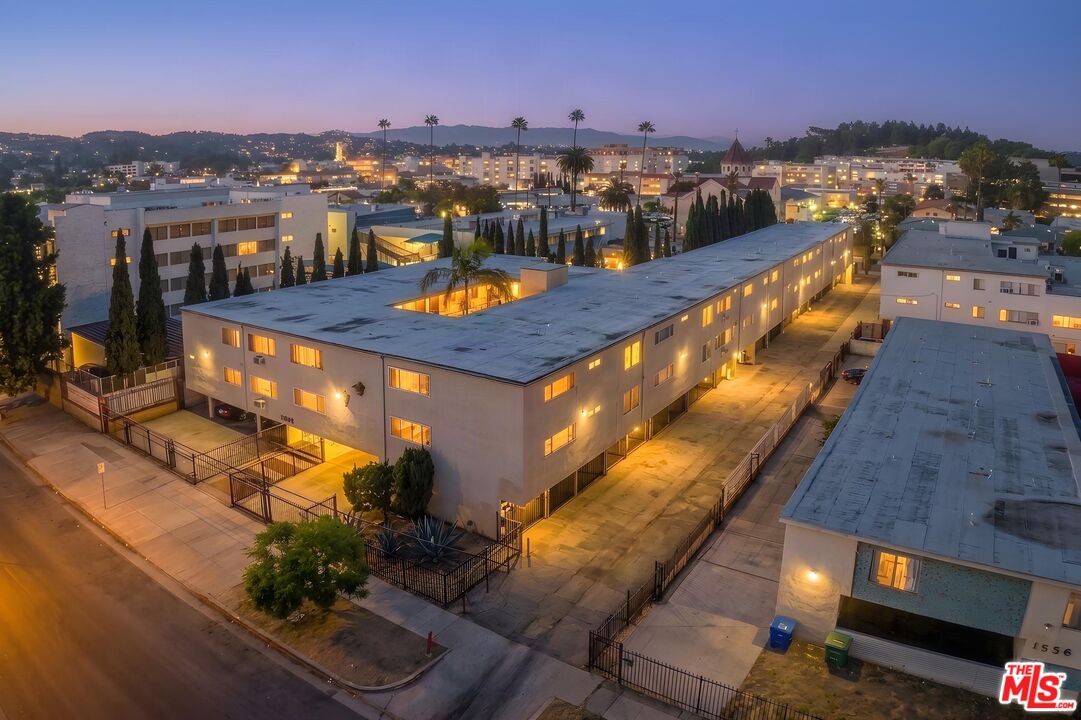 1602 N Mariposa Ave