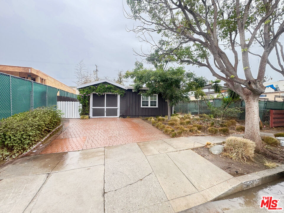 3670 Kelton Ave