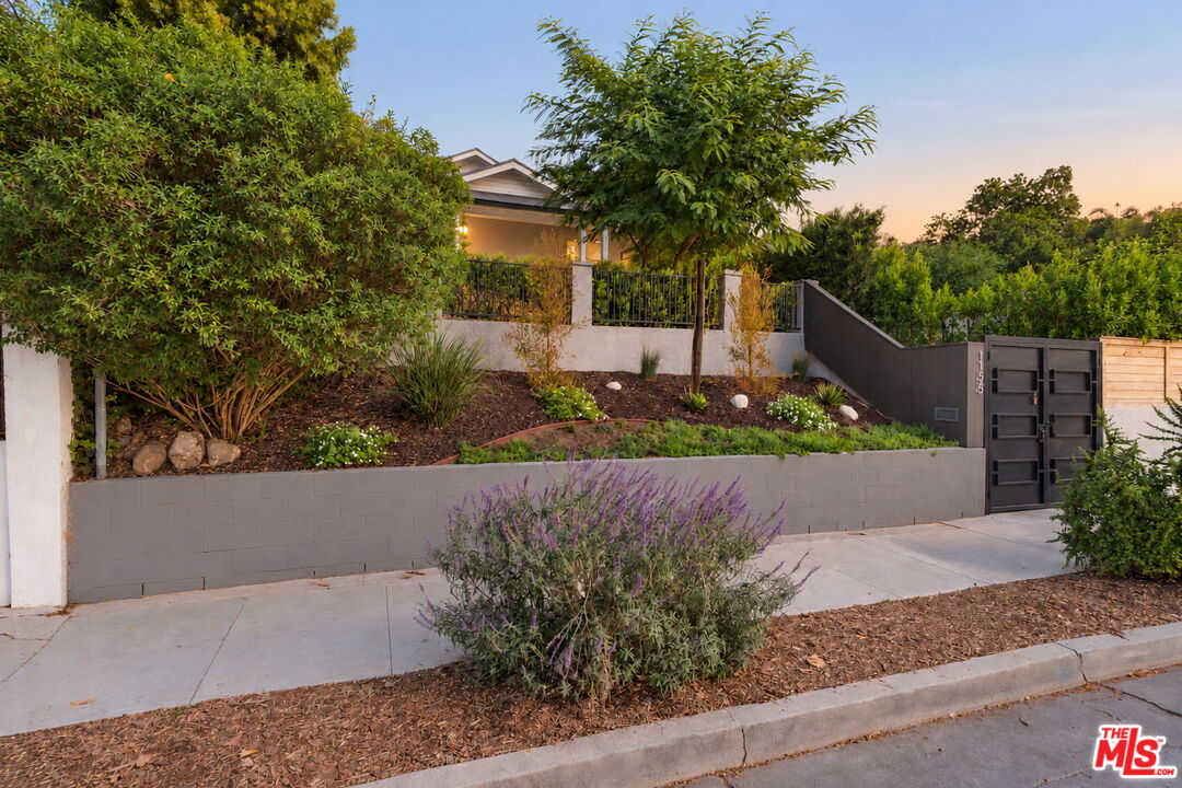 1155 Isabel St