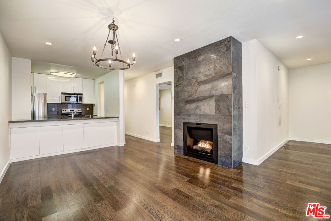 141 S Clark Dr Unit 319