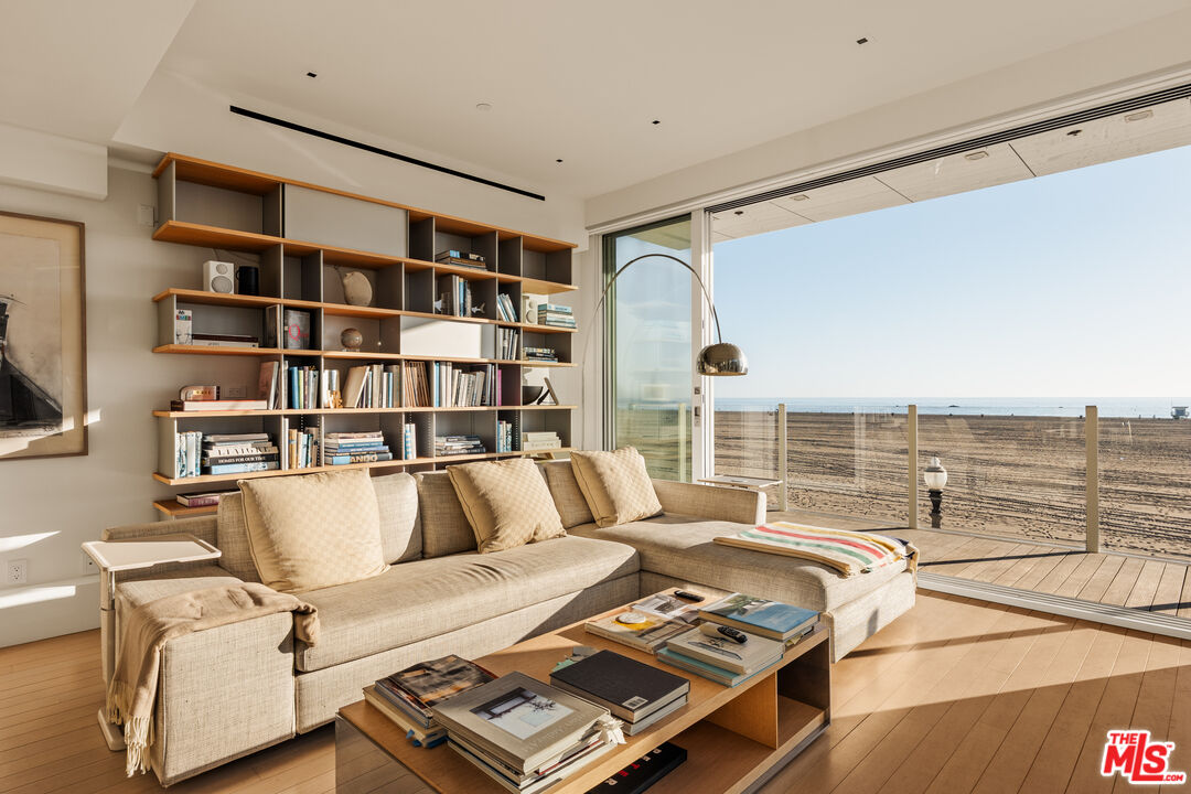 1267 Palisades Beach Rd