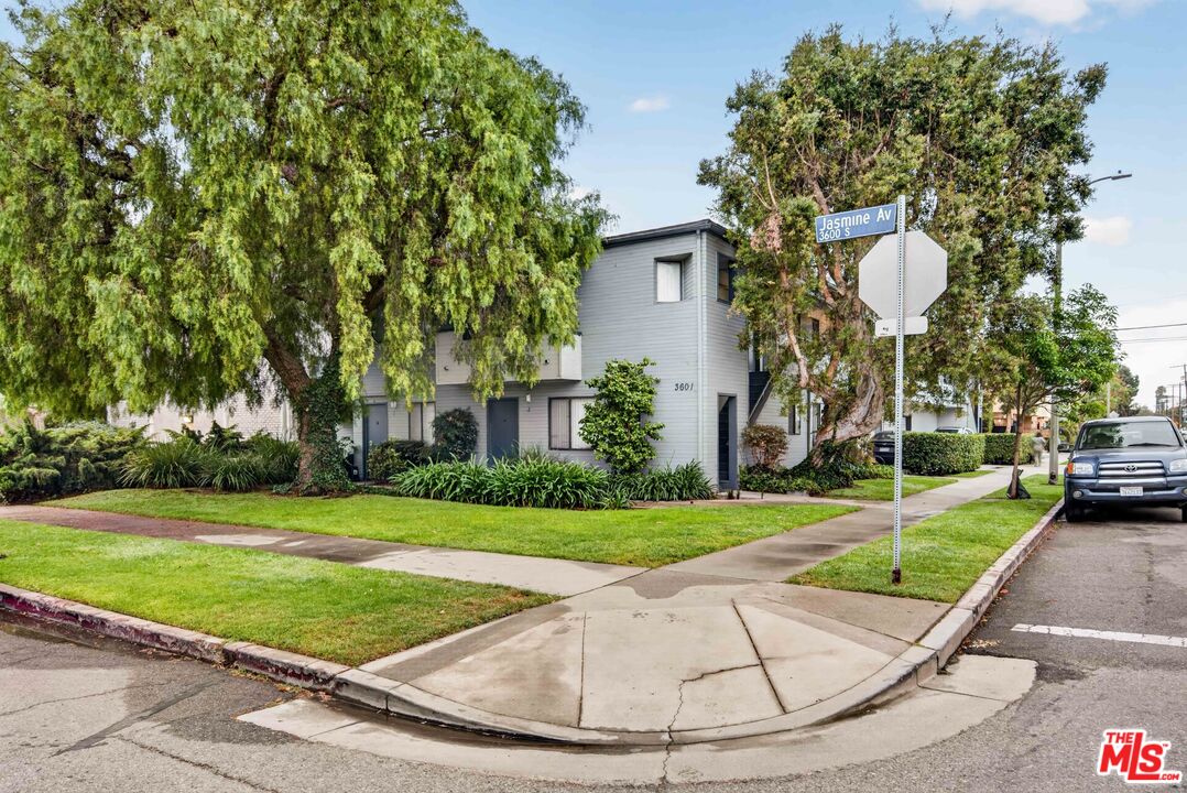 3601 Jasmine Ave