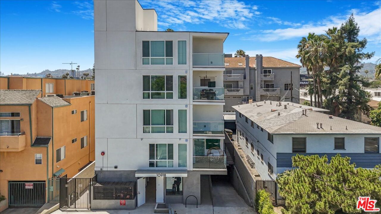 10918 Camarillo St