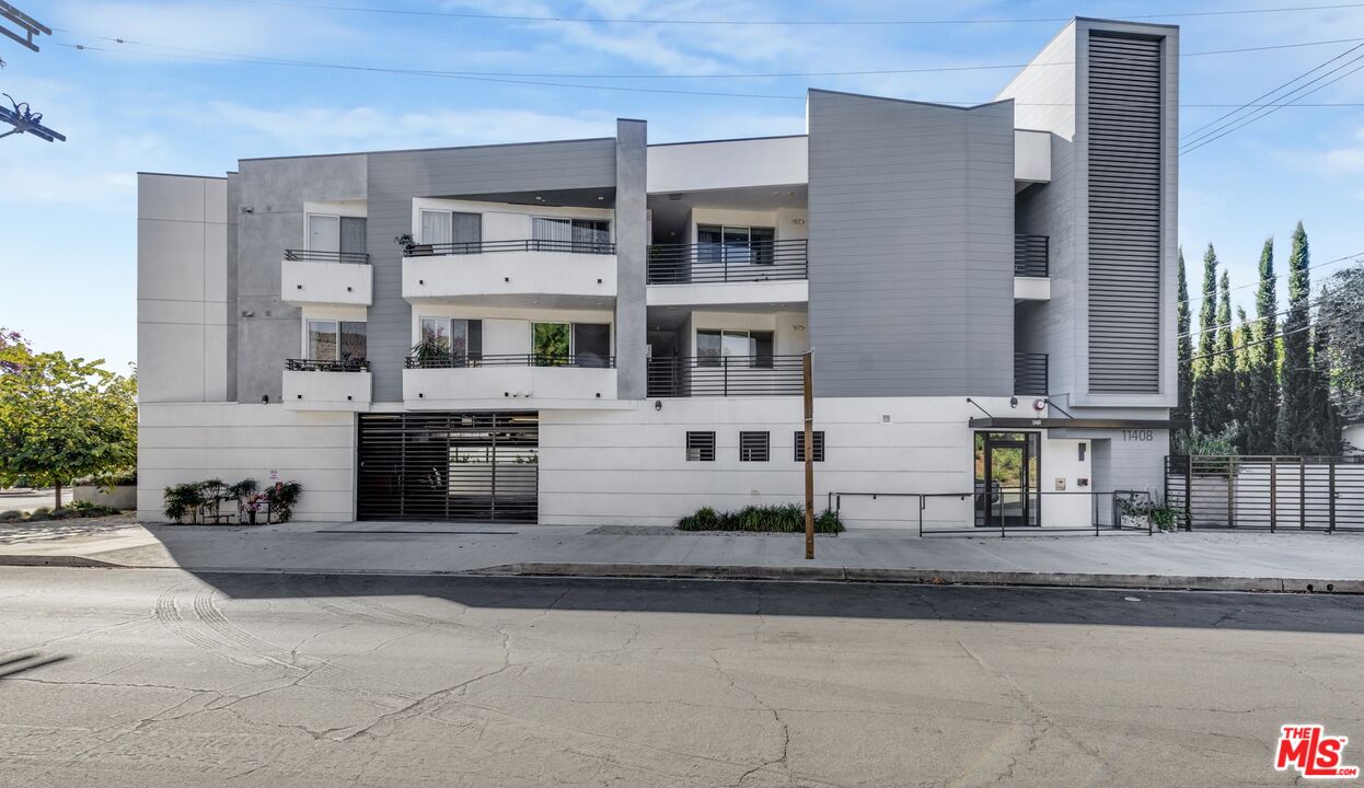 11408 Sarah St