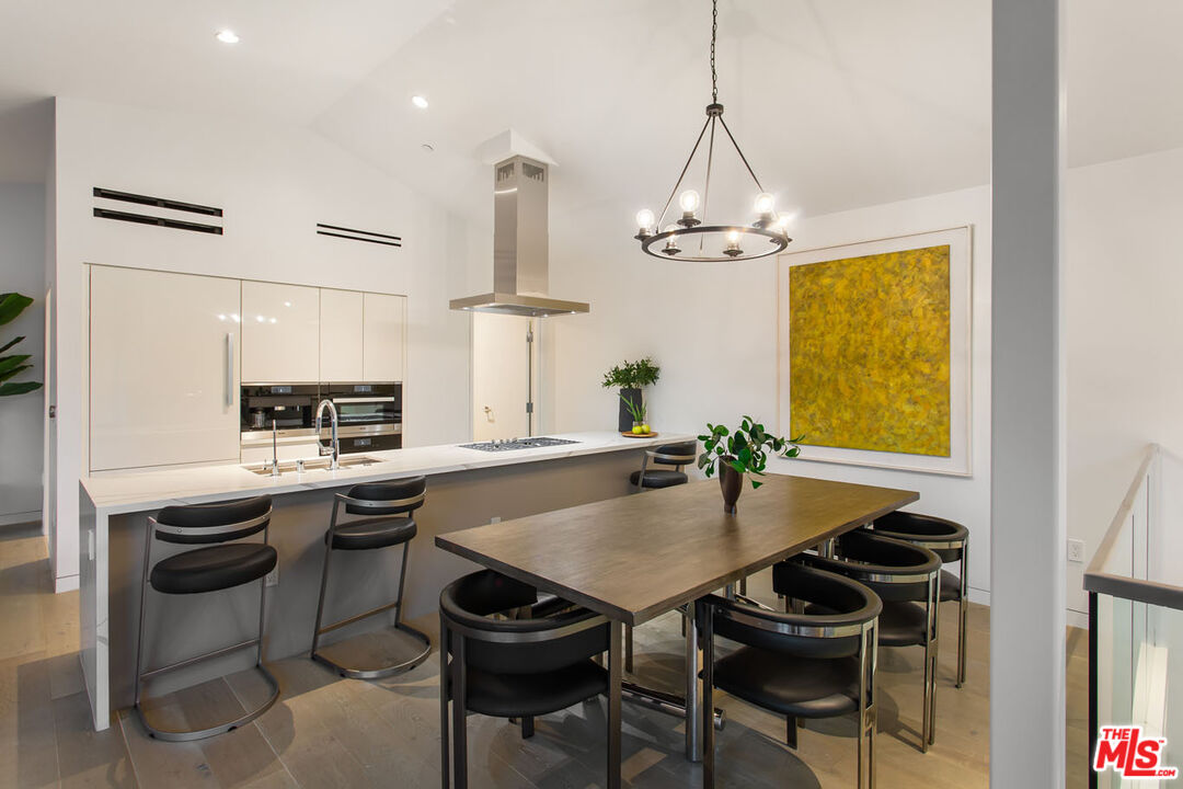 8600 Wilshire Blvd Unit: TH3