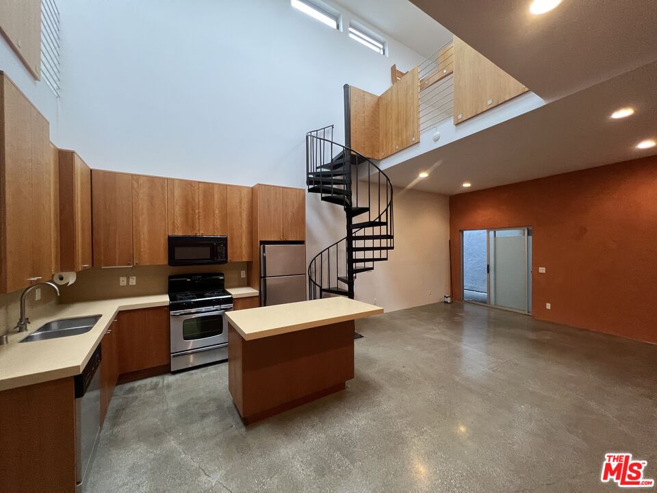 553 Rose Ave Unit: 3