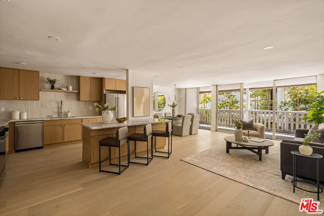 848 N Kings Rd Unit: 208
