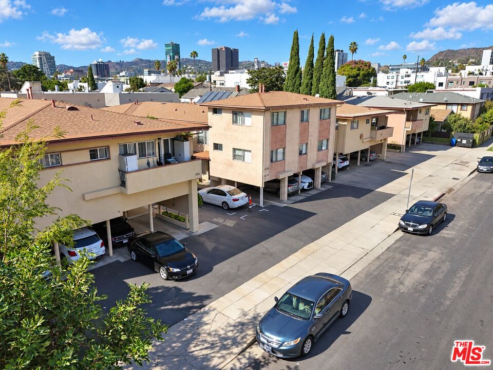 1211 Tamarind Ave