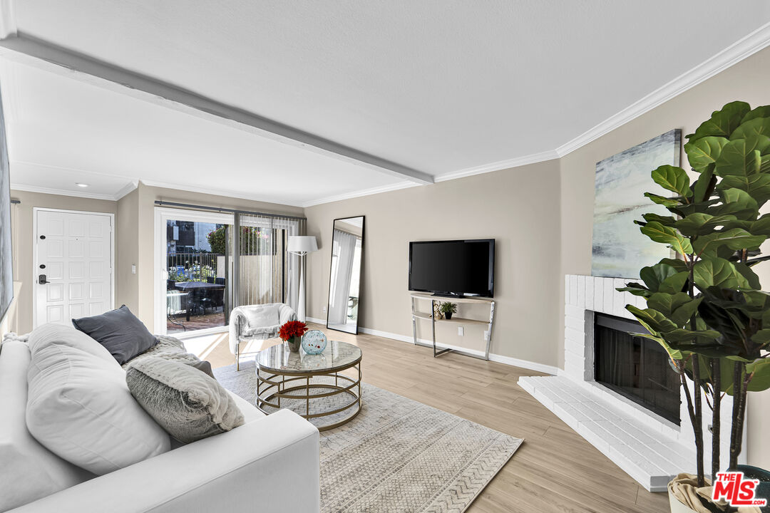 5800 Owensmouth Ave Unit: 40