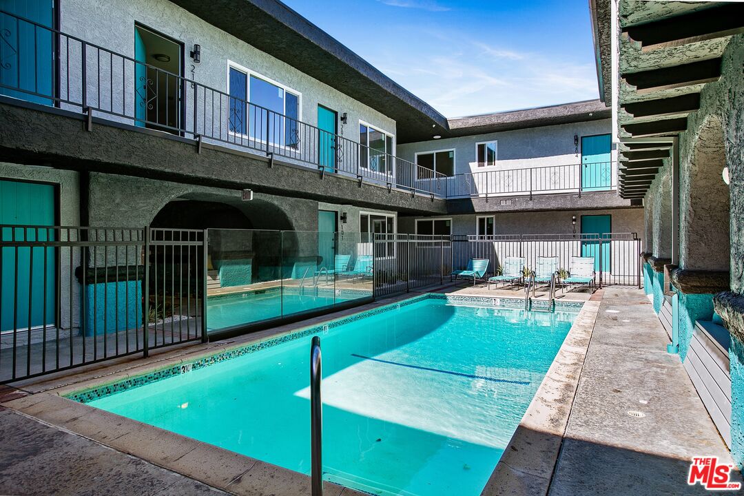 6640 Woodley Ave Unit: 201