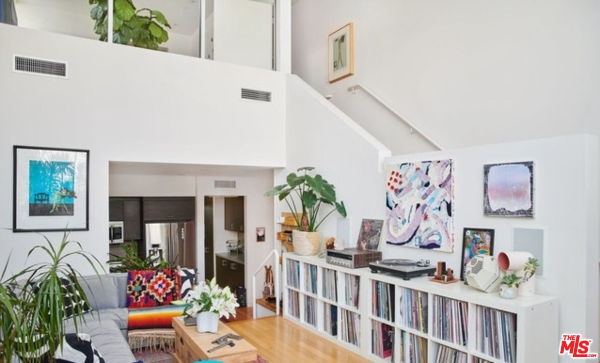 742 N Hudson Ave Unit: 2