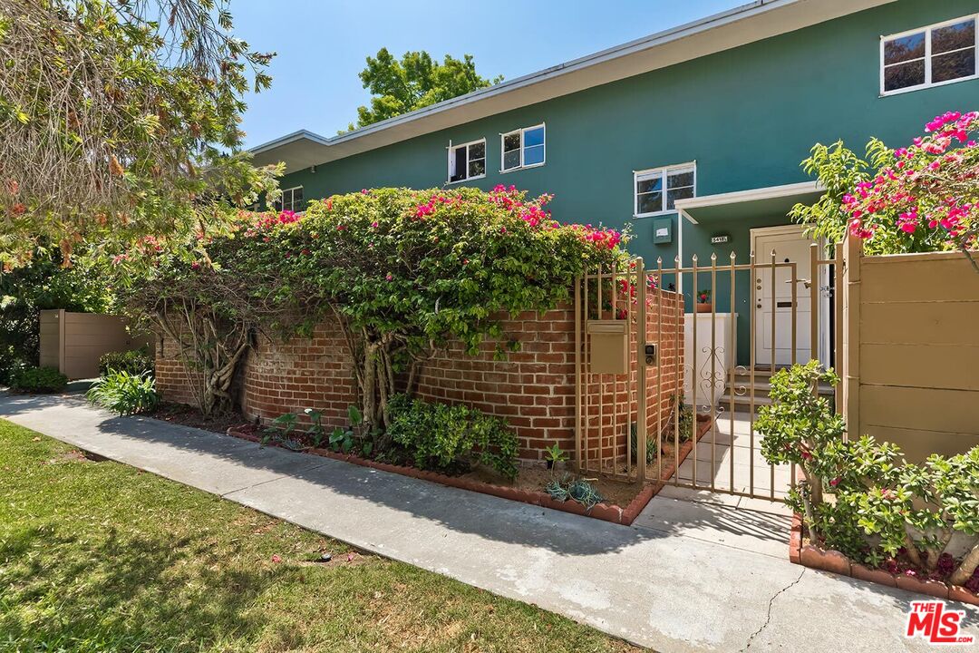 Photo of 5418-1/2 Village Grn, Los Angeles, CA 90016