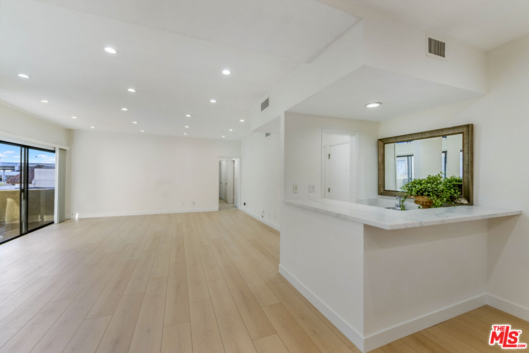 1727 S Bentley Ave Unit: 207