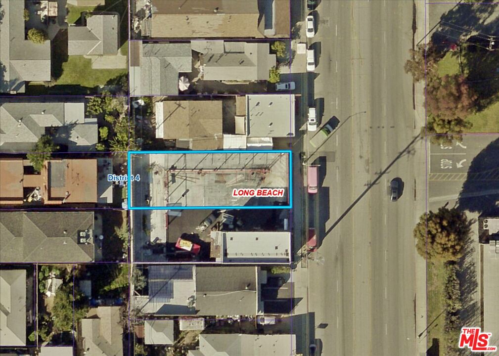 https://mediaservice.themls.com/large/26640275/26640275_e21d9fc3-425a-4447-8ec7-d66a4951f3e6.jpg