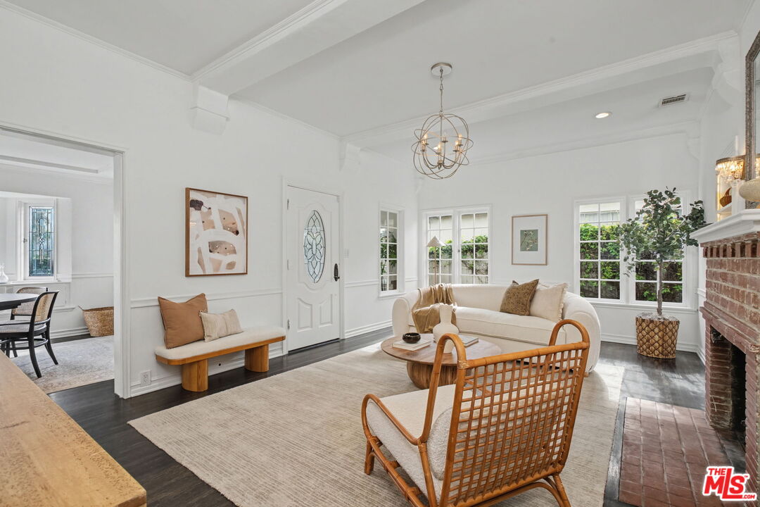 5009 Willowcrest Ave