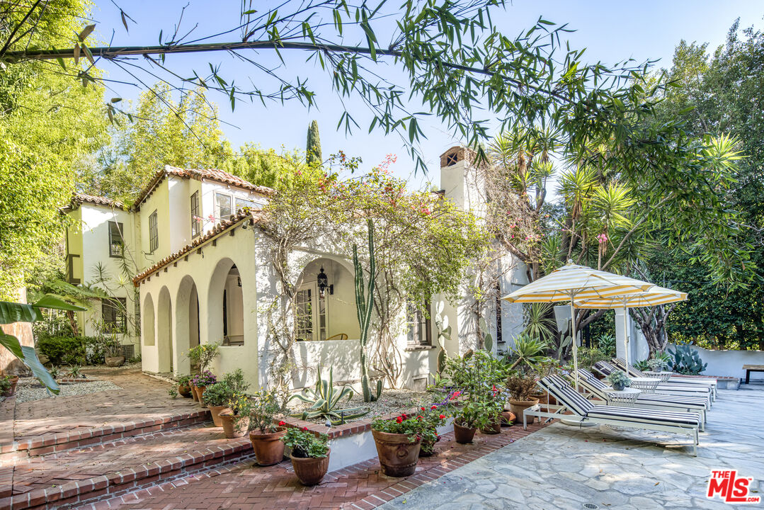 Photo of 1135 Sunset Vale Ave, West Hollywood, CA 90069