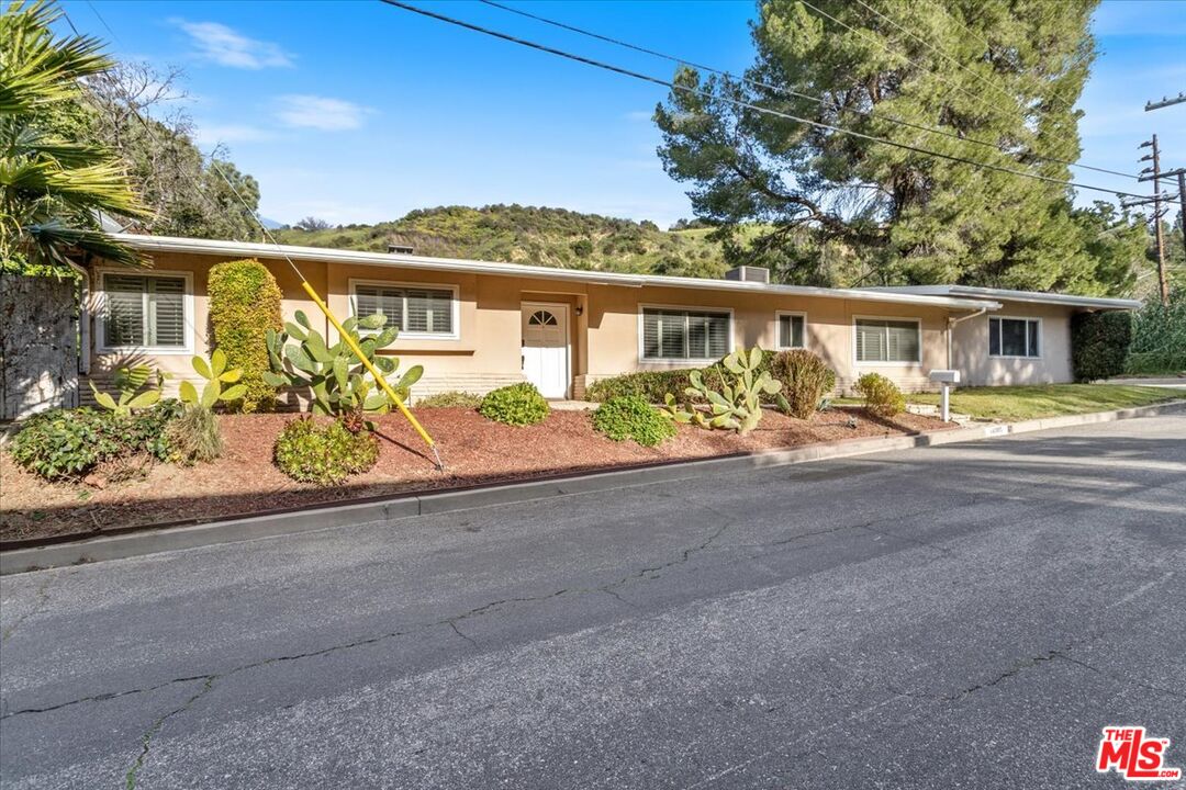 Photo of 14905 Jadestone Dr, Sherman Oaks, CA 91403