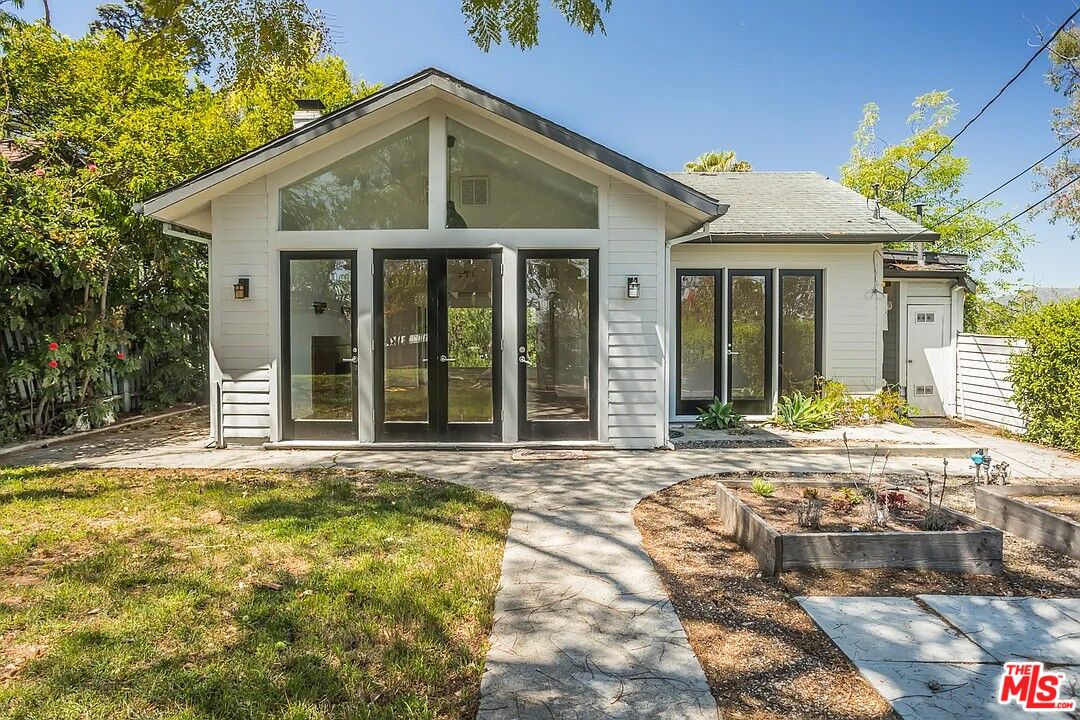 2335 Silver Ridge Ave