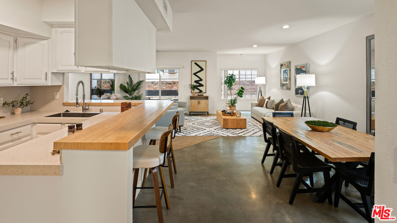 Photo of 10627 Ashton Ave #103, Los Angeles, CA 90024