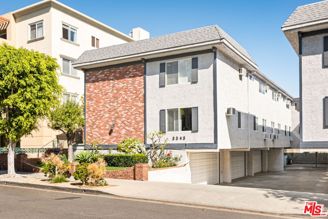 2242 S Bentley Ave Unit: 4