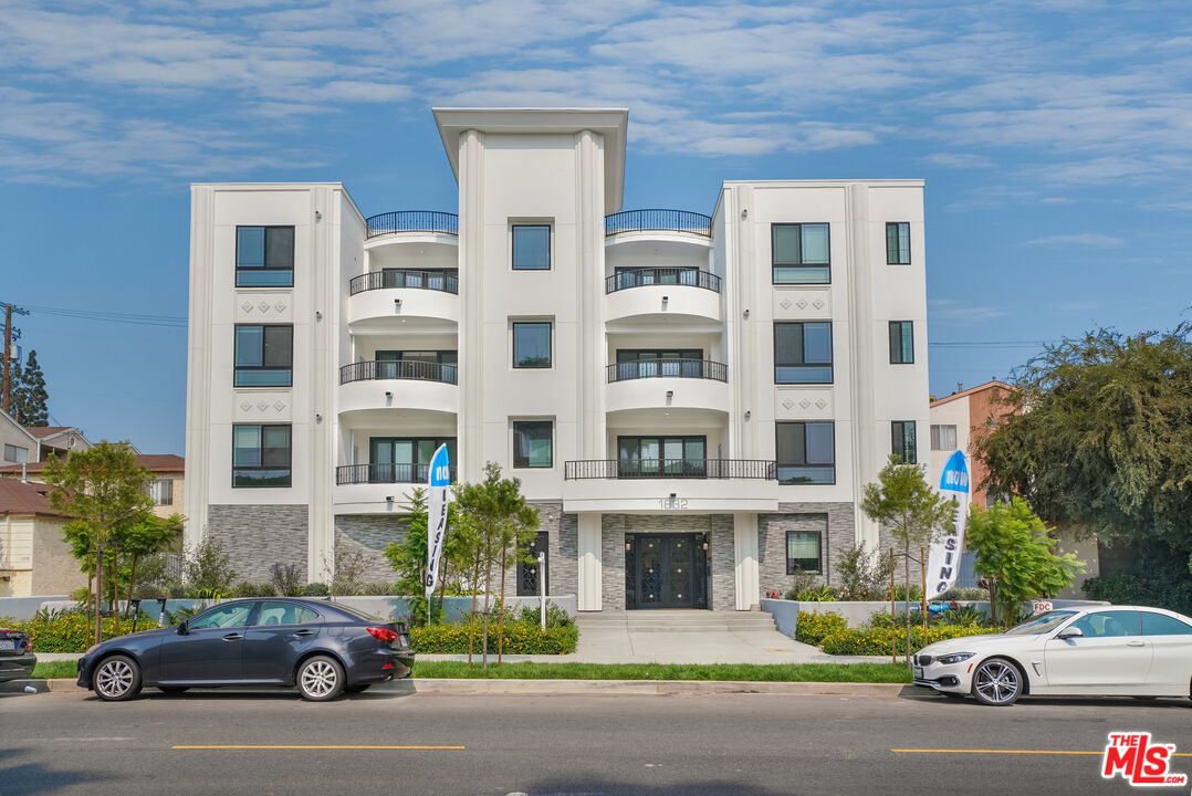 1832 S Barrington AVE Unit: 401