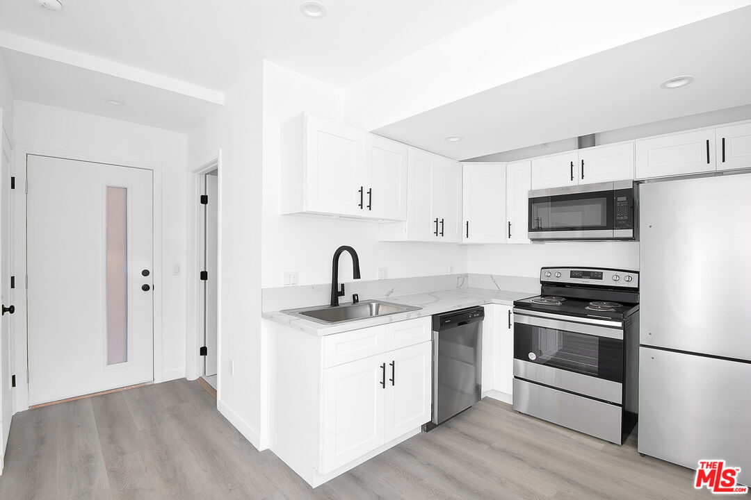 1610 S Beverly Glen Blvd Unit: 10