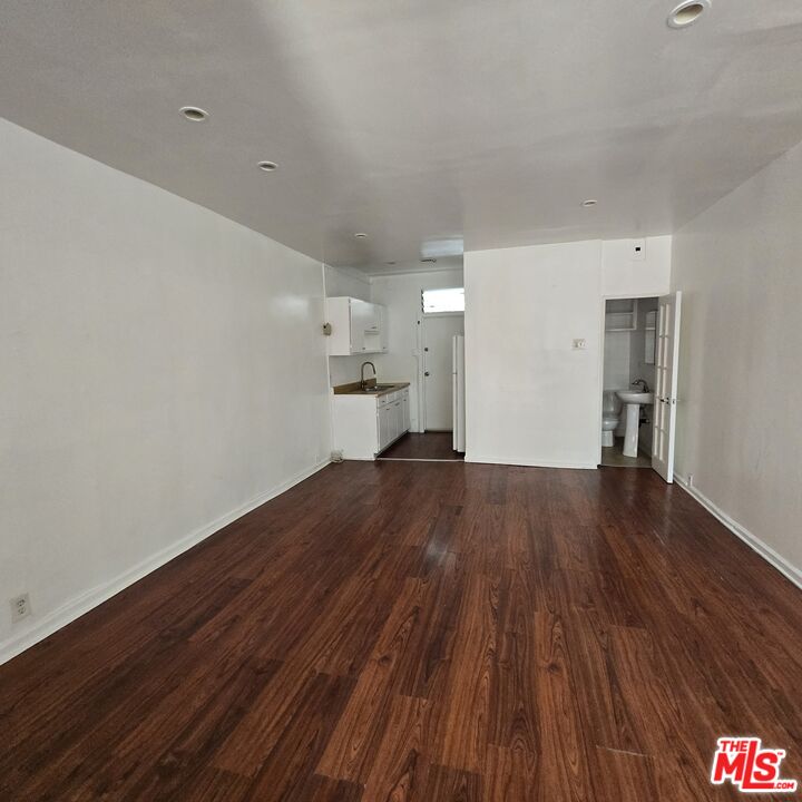 https://mediaservice.themls.com/large/26649617/26649617_f44fa450-06a1-44ca-a26c-21ad2321d8ef.jpg