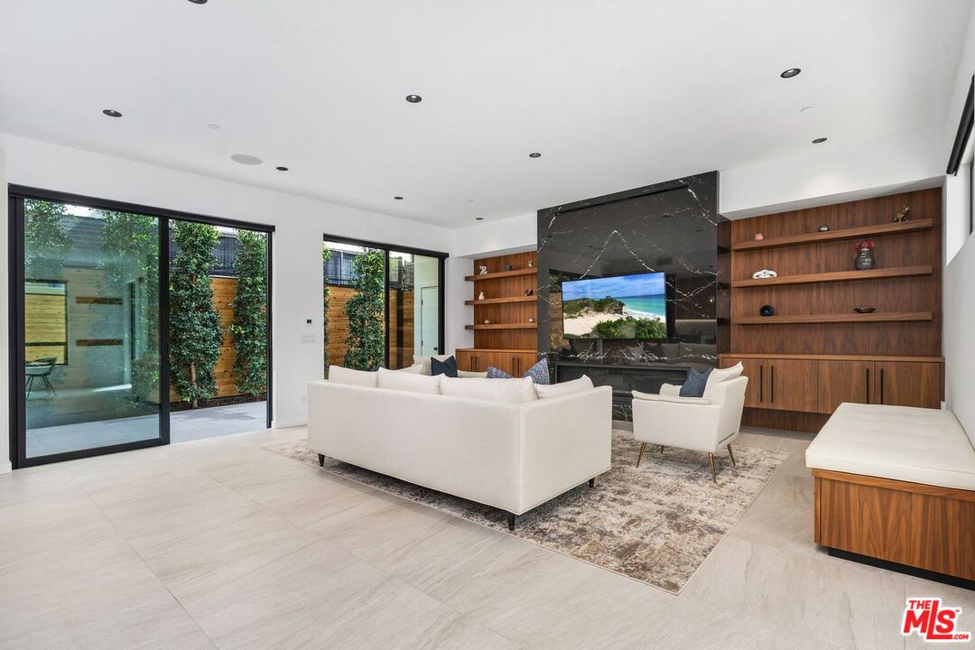 212 Bay St Unit: 102