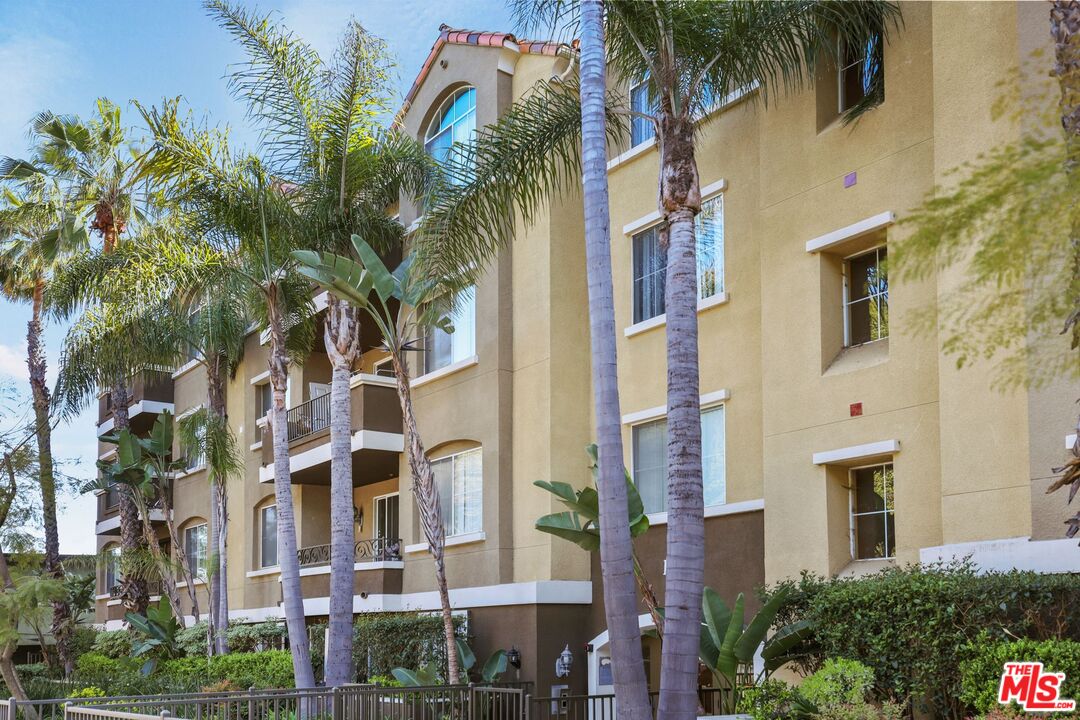 1561 S Barrington Ave Unit: 101