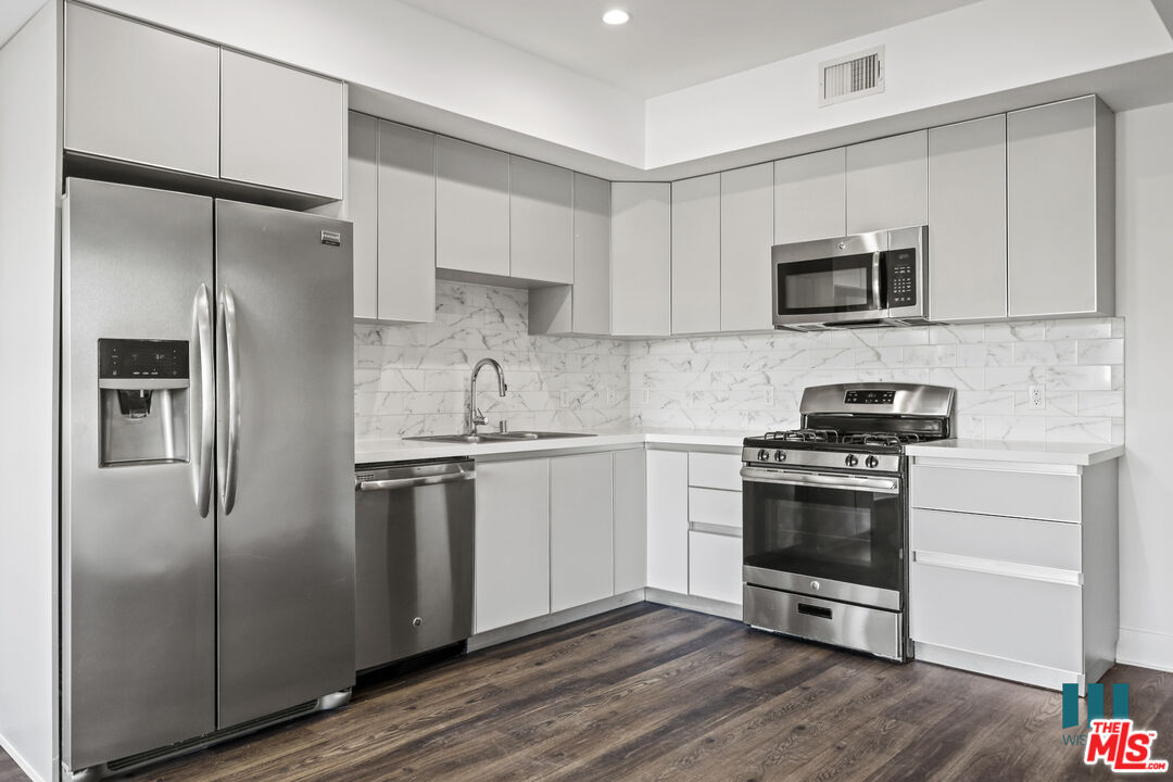 11209 Richland Ave Unit: ph1