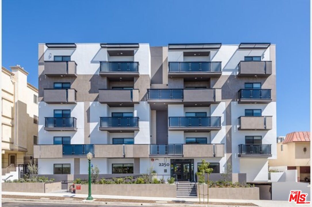 2250 Fox Hills Unit: 305