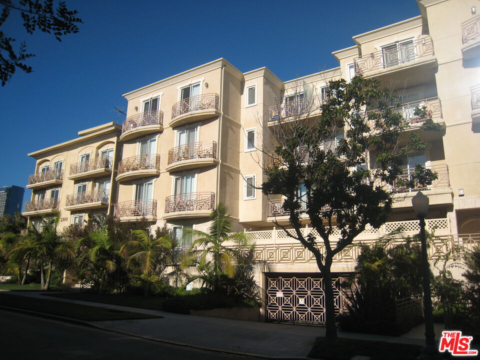 2306 FOX HILLS DR Unit: 102