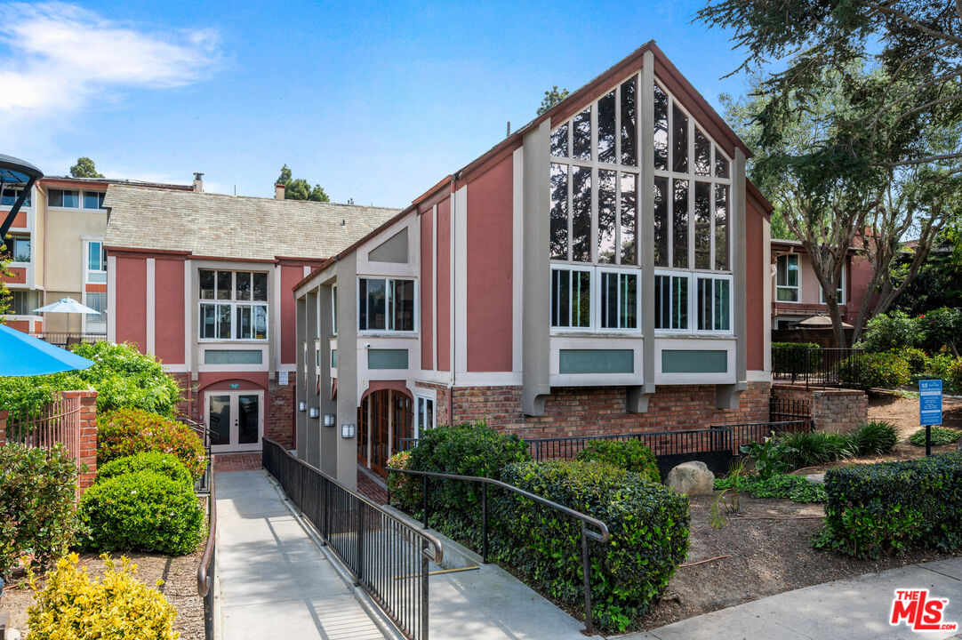 Photo of 6605 Green Valley Cir #109, Culver City, CA 90230