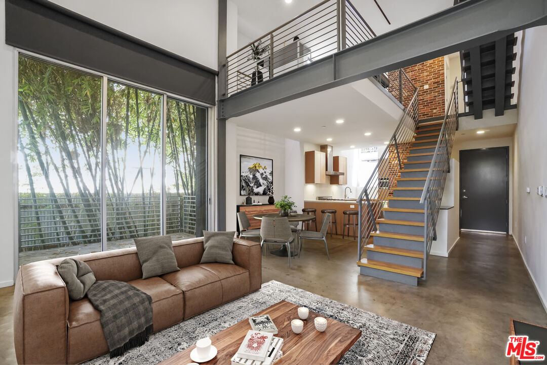 1220 N Orange Grove Ave Unit: 7