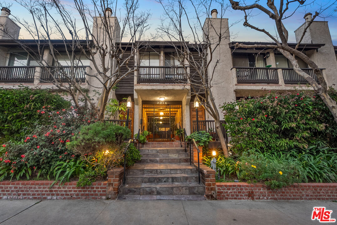 2216 S Bentley Ave Unit: 11