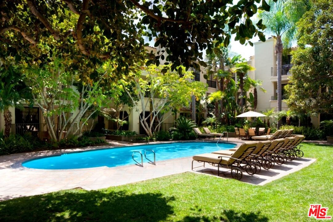 555 S Barrington Ave Unit: 211